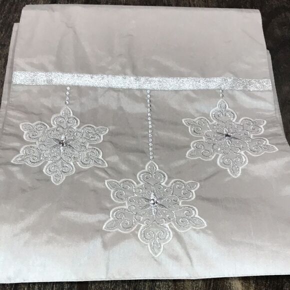 Metallic Gray Table Runner w Snowflake Embellishments - Picture 3 of 7
